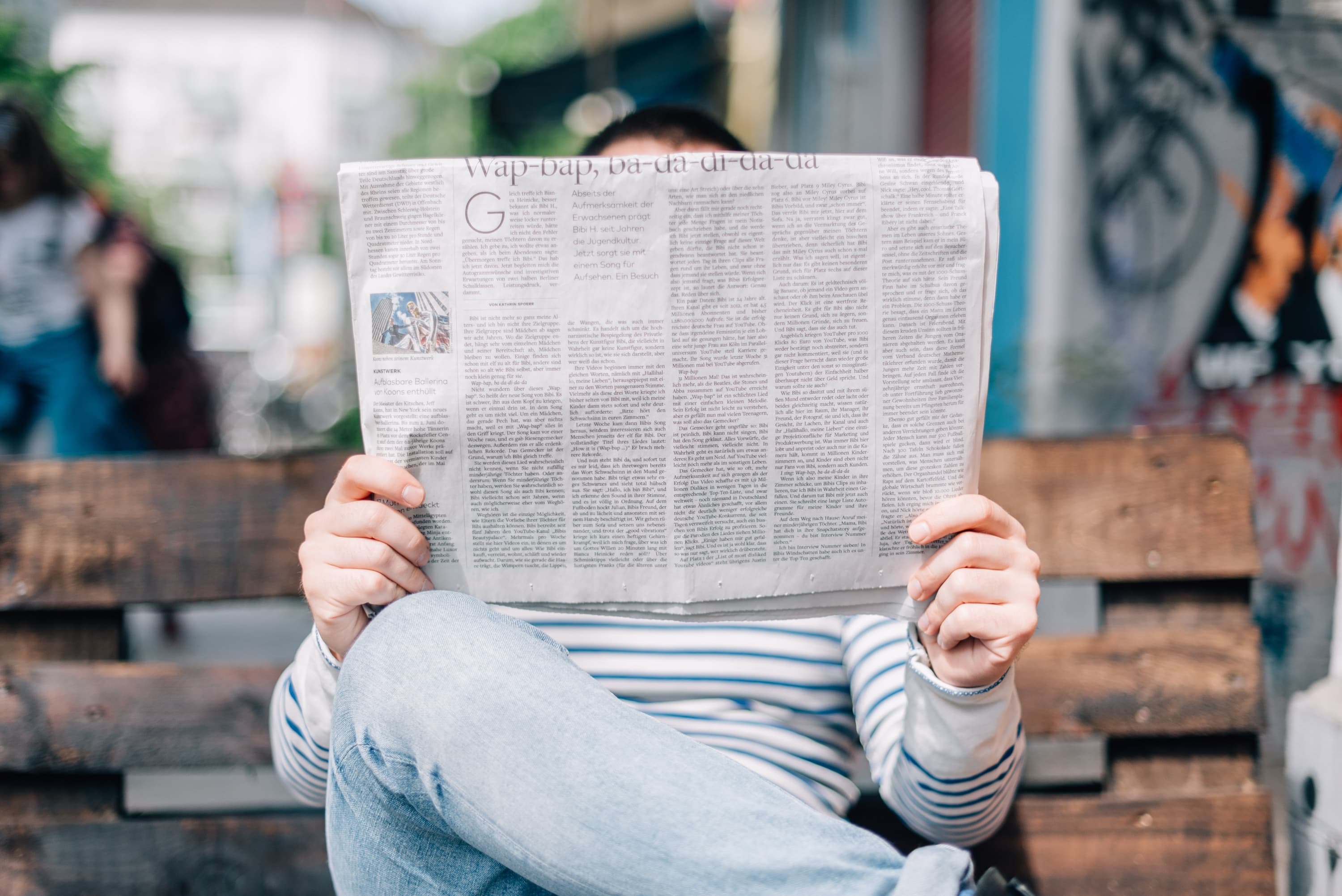 Persona leyendo noticias